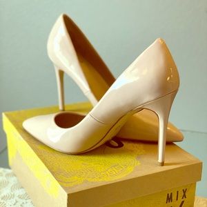 Nude pumps